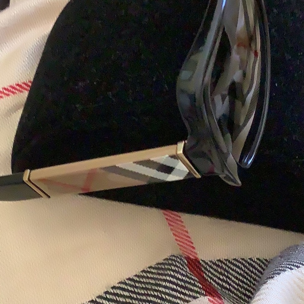 Burberry Sun glasses 🖤🖤🖤 - Picture 2 of 6